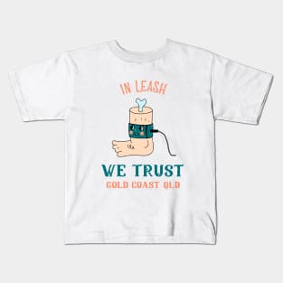 In leash we trust - Funny surfing Kids T-Shirt